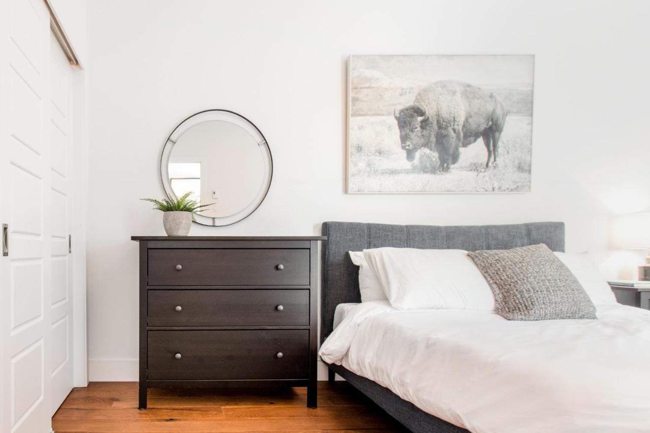 Appartement Sleek In The Heart Of Little Italy By Den Montréal