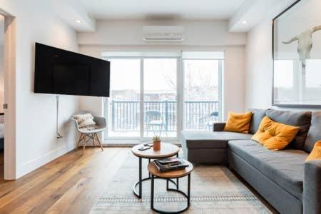 Sleek In The Heart Of Little Italy By Den Montréal