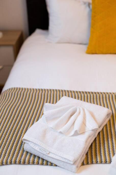 Sleek In The Heart Of Little Italy By Den *
