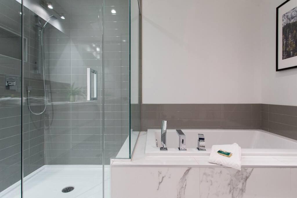 Sleek In The Heart Of Little Italy By Den Appartement Montréal