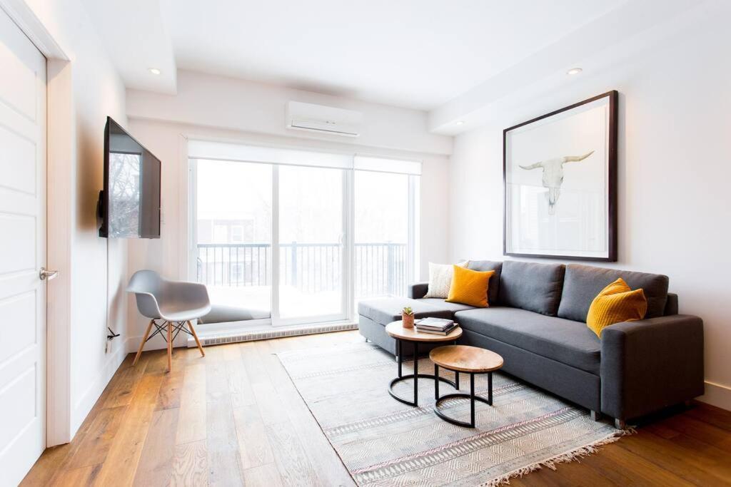 Sleek In The Heart Of Little Italy By Den Montréal