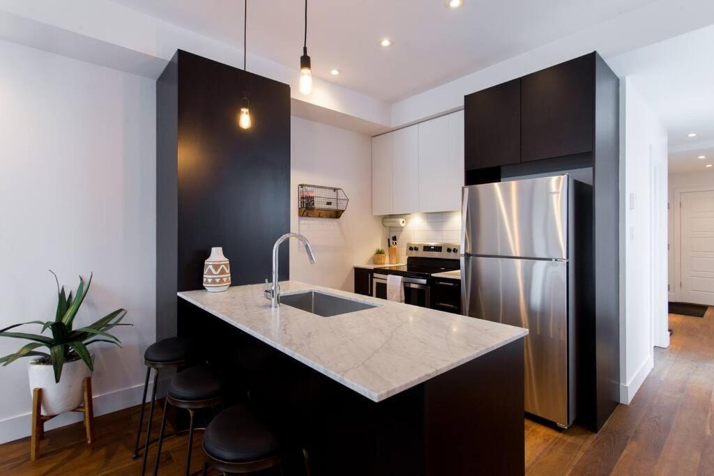 Sleek In The Heart Of Little Italy By Den Appartement *
