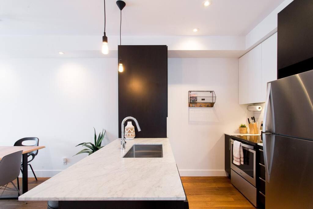 Sleek In The Heart Of Little Italy By Den Montréal