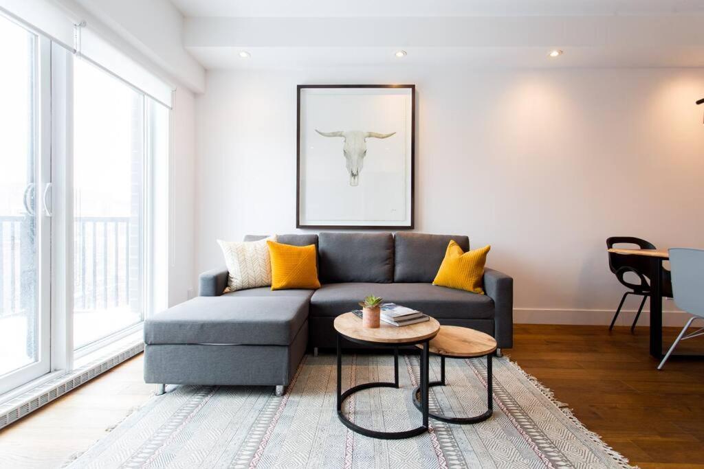Sleek In The Heart Of Little Italy By Den Appartement