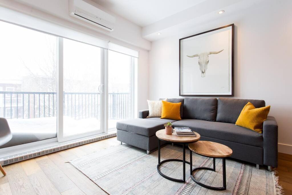 Sleek In The Heart Of Little Italy By Den Montréal