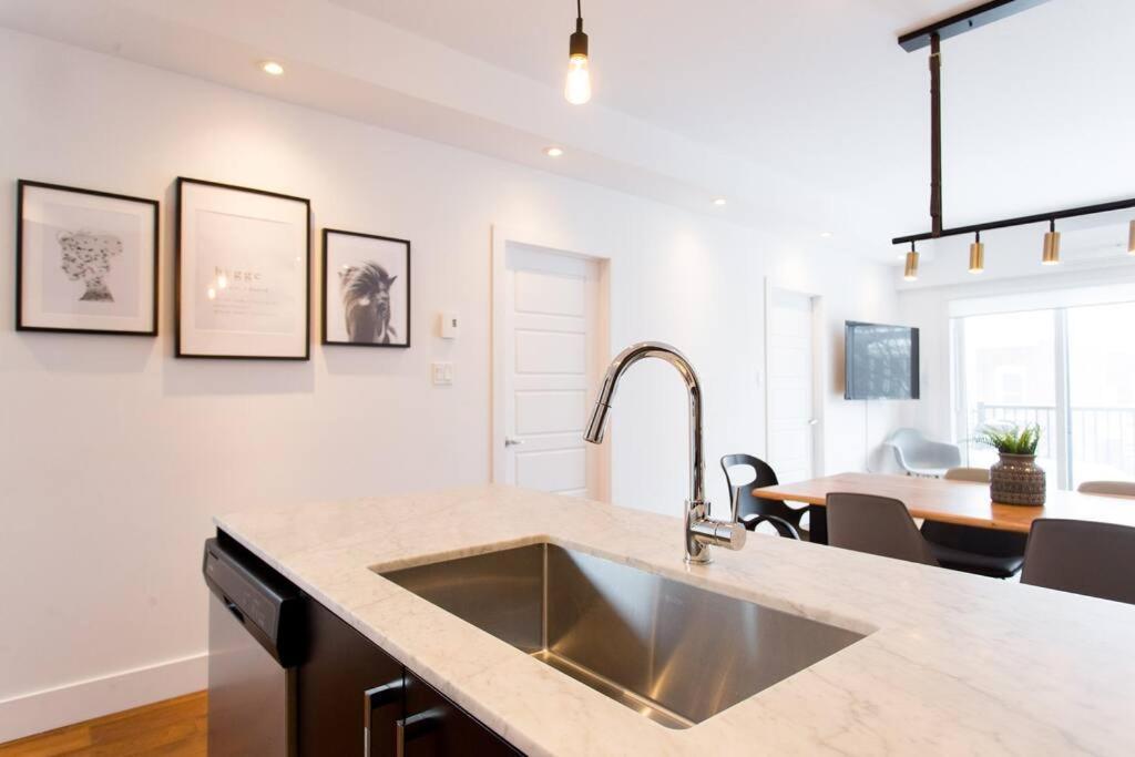 Sleek In The Heart Of Little Italy By Den Appartement