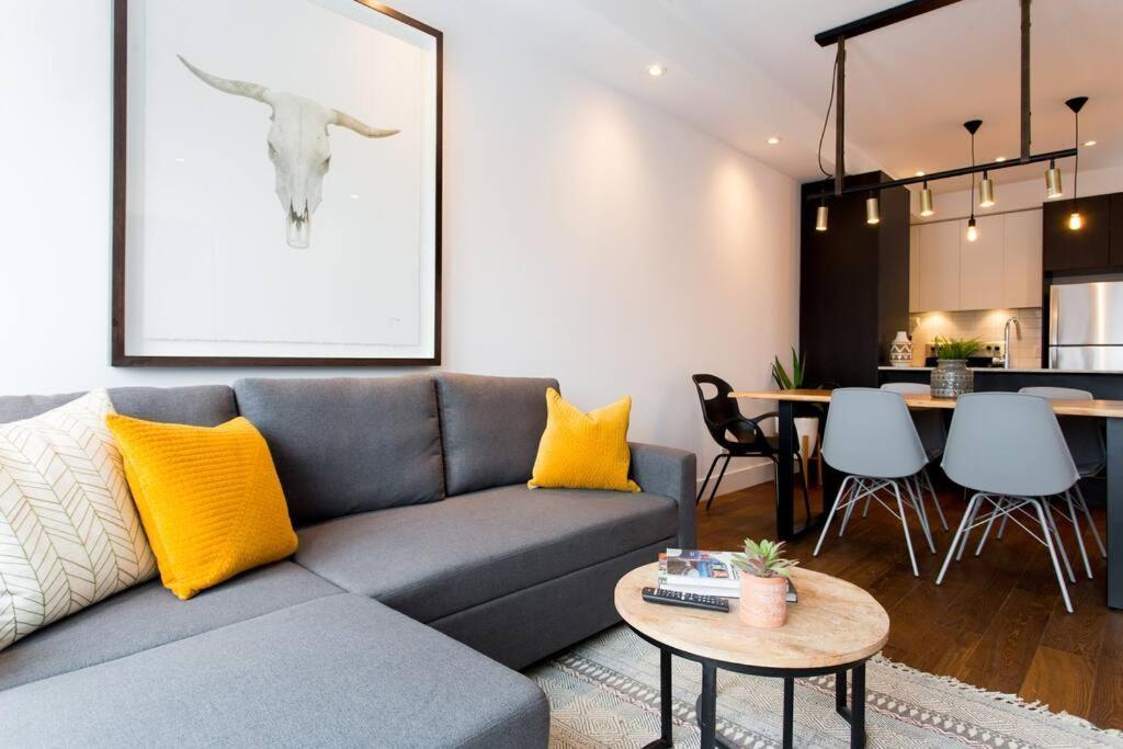 Sleek In The Heart Of Little Italy By Den Apartment *